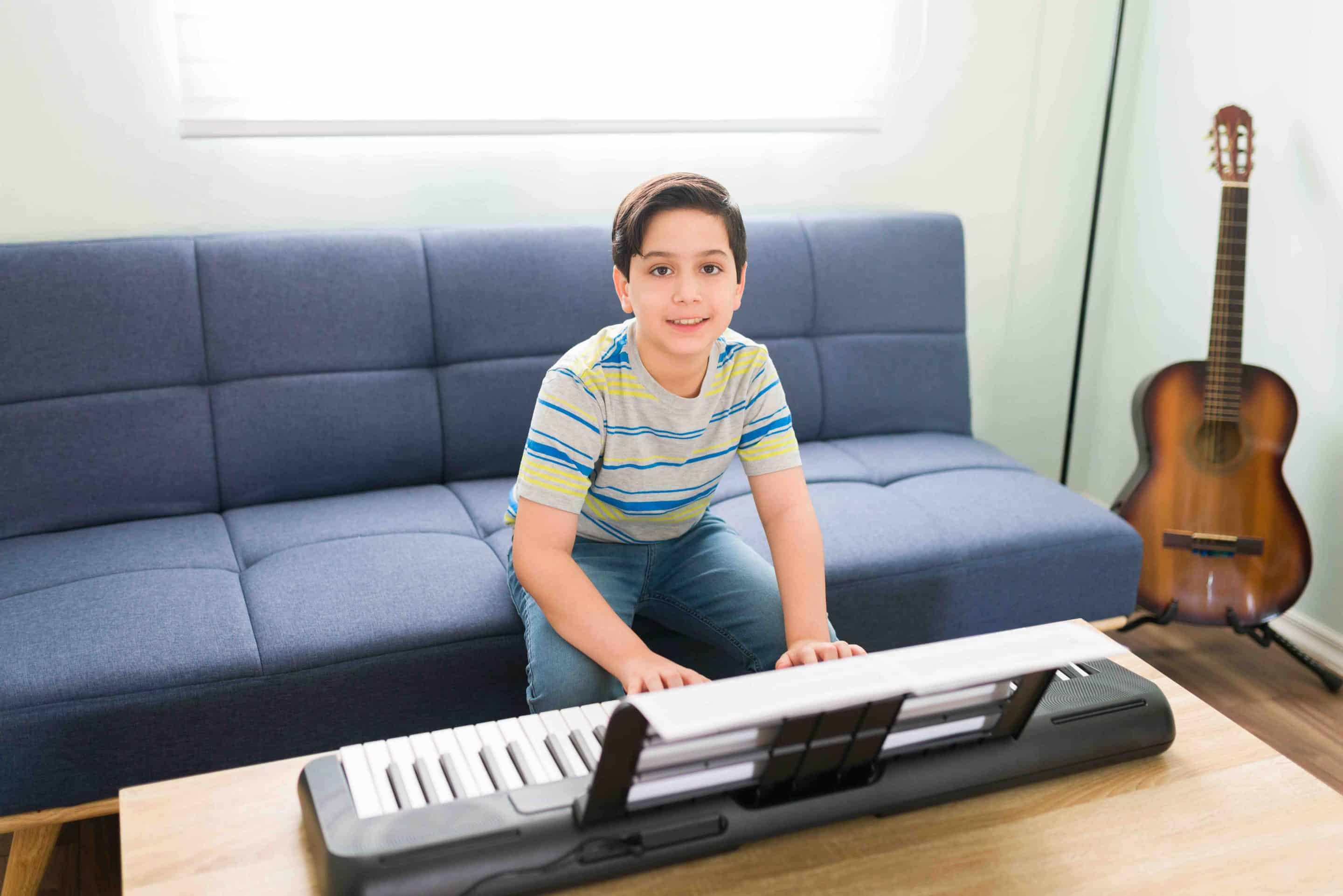 enfant joue du piano homme jouant du piano